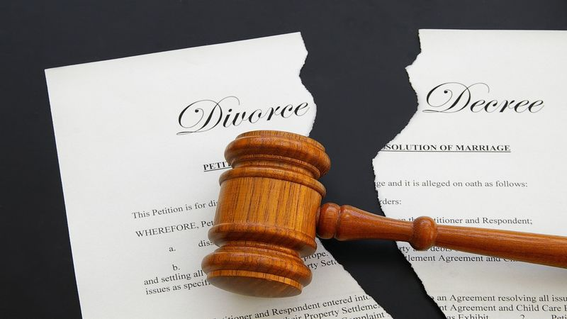 Types of Finances to Discuss with Divorce Lawyers Near in Minneapolis, MN